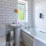 Prázdninový dům 3-bedroom House W Free Parking, Near Man Airport!