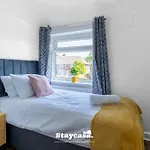 Prázdninový dům 3-bedroom House W Free Parking, Near Man Airport! Manchester