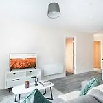 Bright & Spacious 2 Bedroom Daire