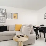 Modern Centre 3bd - Fire Pit - Free Parking Hébergement de vacances *