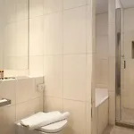 Roomzzz Victoria 아파트호텔