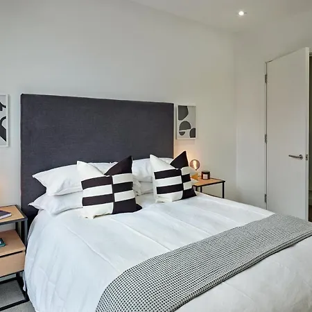 Media By Charles Hope Apartment *