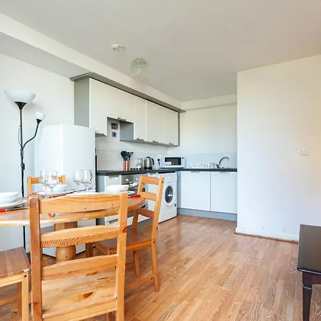 3 Bed Apartment, Quick Links To City Centre! -sleeps 6 * Manchester