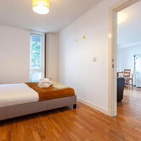 Apartment 3 Bed Apartment, Quick Links To City Centre! -sleeps 6