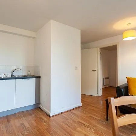 3 Bed Apartment, Quick Links To City Centre! -sleeps 6