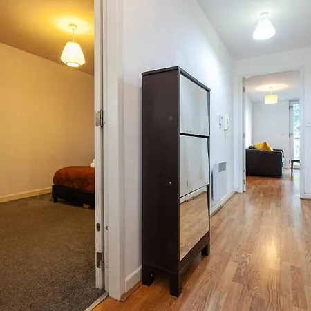3 Bed Apartment, Quick Links To City Centre! -sleeps 6 Apartment Manchester