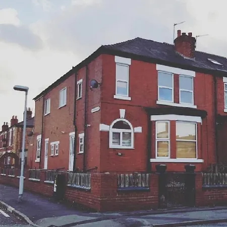 Beautiful 4 Bedroom Victorian Sleeps 7 Stockport Apartment *