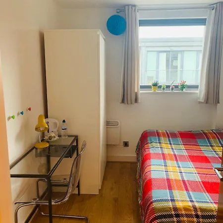 Lovely With Own Private Bathroom In City Centre Δωμάτια σε οικογενειακή κατοικία