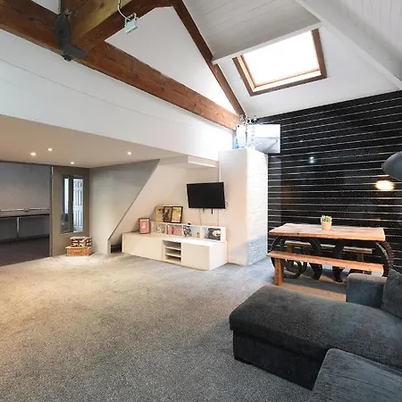 Penthouse Warehouse Slps 18 *