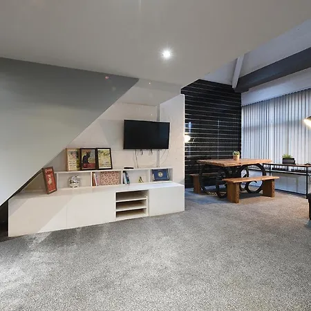 Penthouse Warehouse Slps 18 *