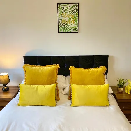 Convenient Centre 3bd With Free Parking