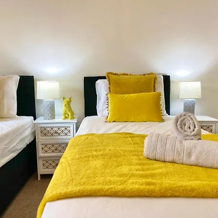 Spacious 5 Bed Townhouse Manchester, Salford Qauys - Two Bedroom With Parking *