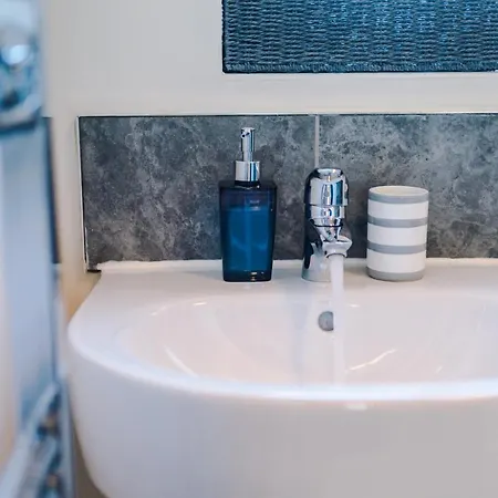 Bright&modern Contractor House By Niji Short بيت للعطل