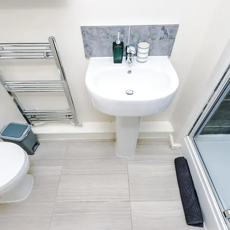 بيت للعطل Bright&modern Contractor House By Niji Short مانشستر