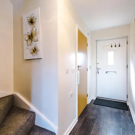 Bright&modern Contractor House By Niji Short * مانشستر