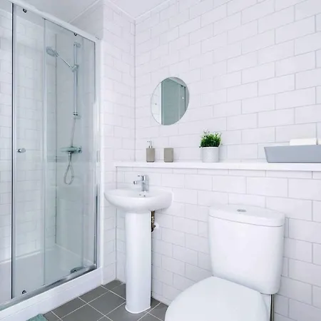 2 Bedroom Hosted By Mcr Dens