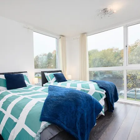 Large Abode - Parking - Garden - 4 Bedrooms *