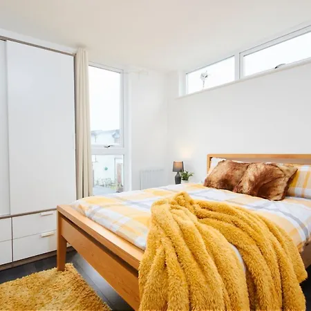 Large Abode - Parking - Garden - 4 Bedrooms Manchester