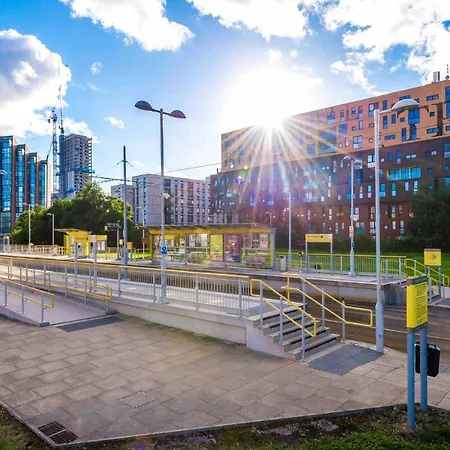 2 Bedroom Hosted By Mcr Dens アパート *