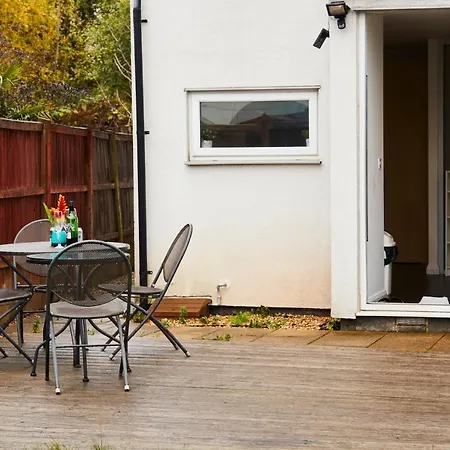 Large Abode - Parking - Garden - 4 Bedrooms Manchester