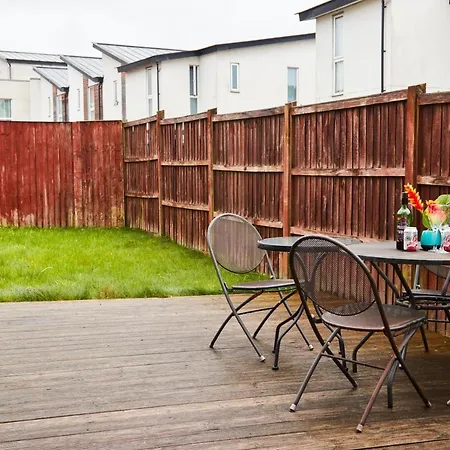 Large Abode - Parking - Garden - 4 Bedrooms Manchester