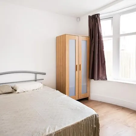 Fantastic Large House Sleeps Up To 14 People * Manchester