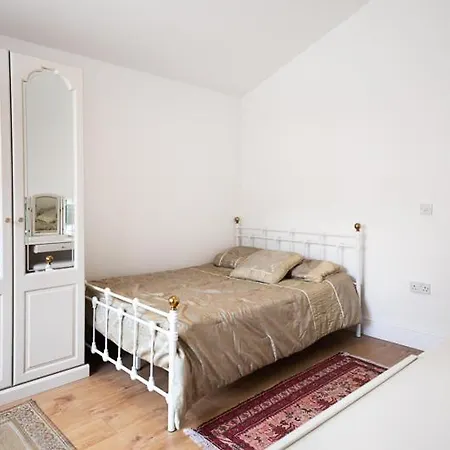 Fantastic Large House Sleeps Up To 14 People * Manchester
