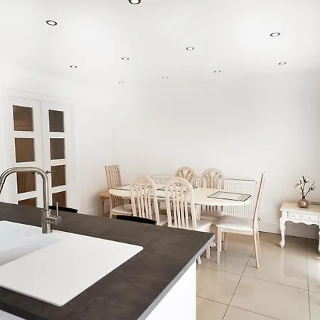 Villa Fantastic Large House Sleeps Up To 14 People *