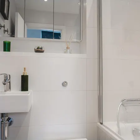 Stunning Designer 2 Bed In Heart Of City *