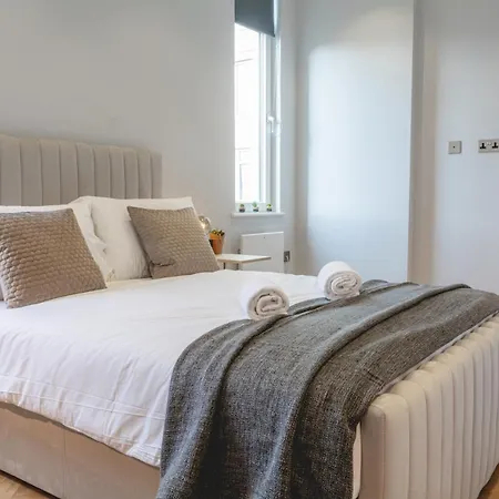 Stunning Designer 2 Bed In Heart Of City