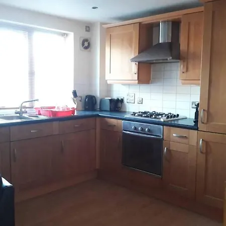 Comfortable 2 Bed Near The City Centre Apartment *