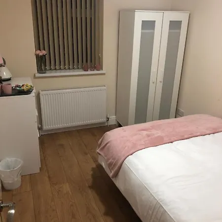 Luxury Room, Rusholme Free Parking And Wifi. Near Hospital And City Centre
