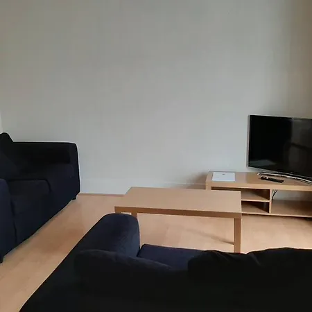Comfortable 2 Bed Near The City Centre *