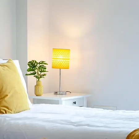 Διαμέρισμα Deluxe 2 Bedroom Apartment With Balcony *