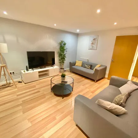 Large 5-bed Centre Townhouse With Secure Parking