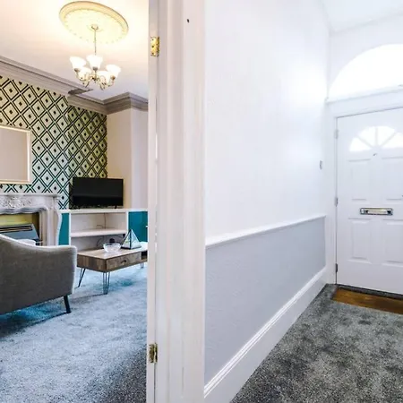 Kharma House - 5 Bed Sleeps 9 * Manchester