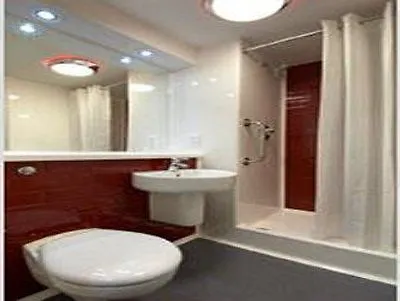 Travelodge Salford Quays Манчестер