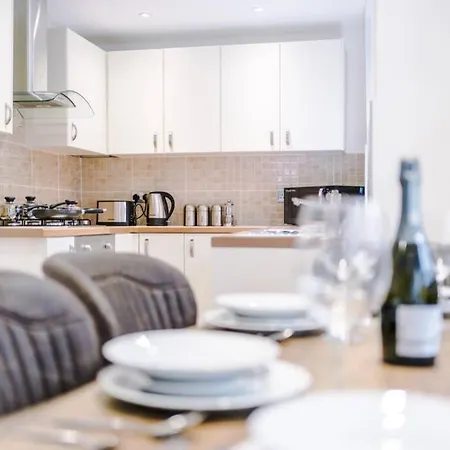 Kharma House - 5 Bed Sleeps 9 Apartment