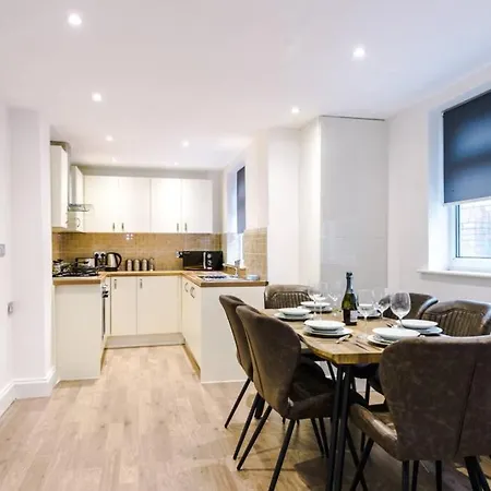 Kharma House - 5 Bed Sleeps 9 * Manchester
