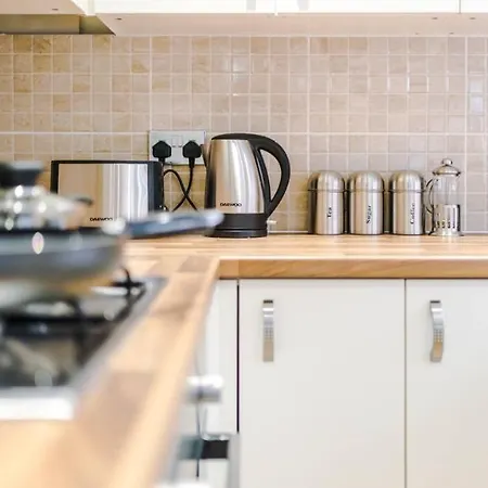 Kharma House - 5 Bed Sleeps 9 Apartment