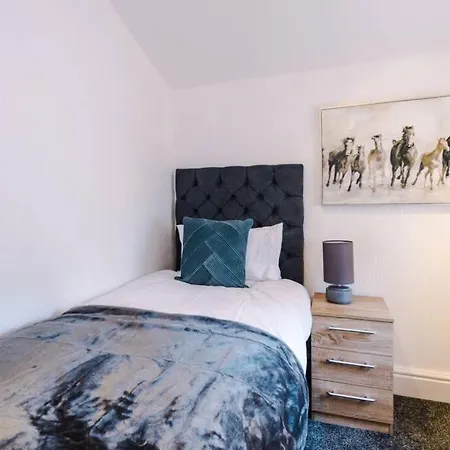 Kharma House - 5 Bed Sleeps 9 * Manchester