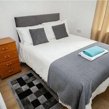 Family-Friendly Two-Bedroom Apartment Near Manchester City Stadium Apartamento