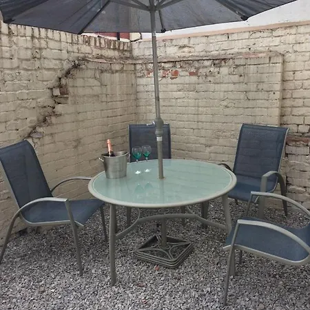 Modern House Accomdts 8 Adults, Double Bedrooms, Free Parking & Wifi, Close To Tram