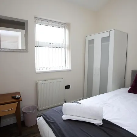 6 Bedroom House 10min Drive From Centre Ferienhaus