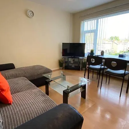 Serene Apt In The Heart Of Stretford 아파트