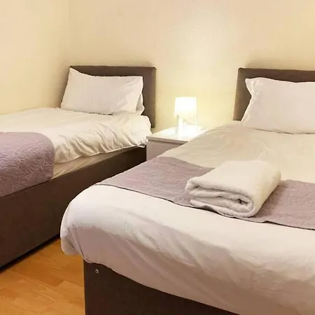 Serene Apt In The Heart Of Stretford 아파트 *