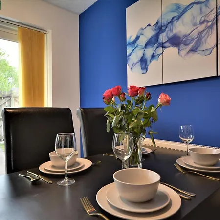 Large Townhouse - 4 Bedrooms - Free Parking