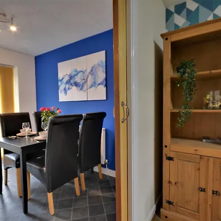 Large Townhouse - 4 Bedrooms - Free Parking
