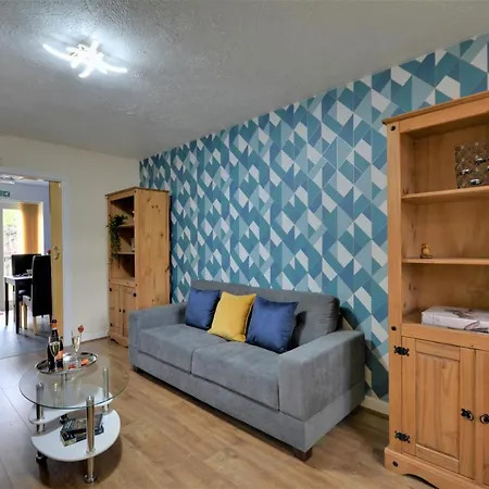 Large Townhouse - 4 Bedrooms - Free Parking