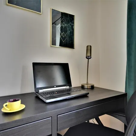 Large Townhouse - 4 Bedrooms - Free Parking